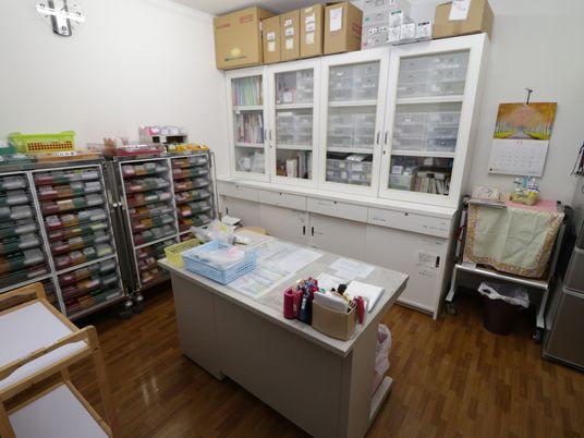 整理された医療用品の部屋