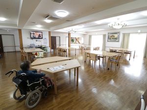 広々とした明るい食堂