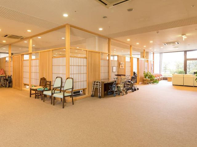 広々としたラウンジ ラウンジ 自然光が差し込む広々とした空間で、リラックスできます。車椅子の方も快適に過ごせます。