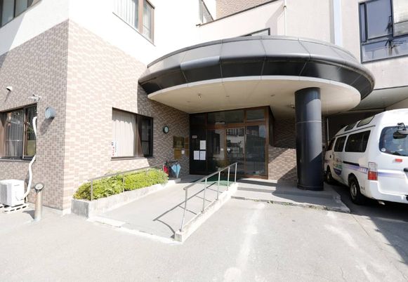 車椅子用スロープ付きの入り口