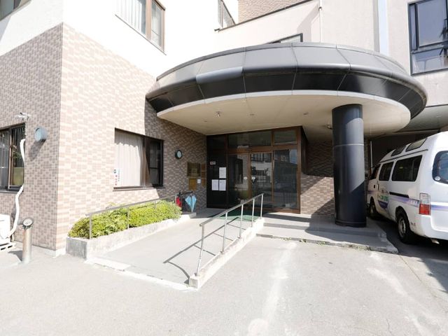 車椅子用スロープ付きの入り口 外観 入口には車椅子用のスロープが設置されており、バリアフリーでアクセスがしやすくなっています。