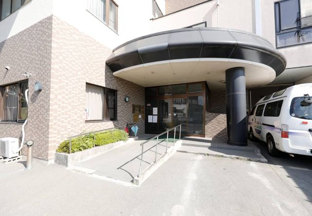 車椅子用スロープ付きの入り口