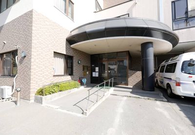 車椅子用スロープ付きの入り口