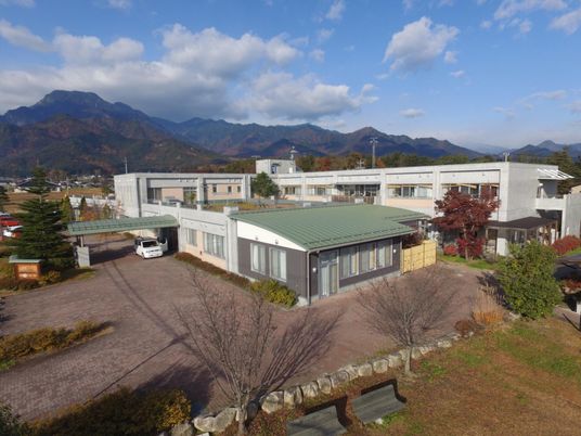 山に囲まれた外観