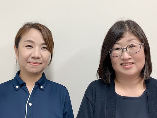 笑顔のスタッフ2人 スタッフイメージ  
