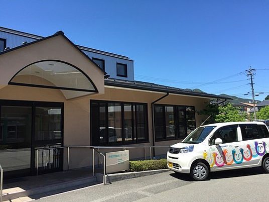 外観と送迎車  