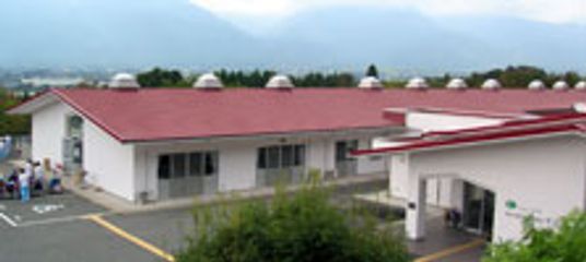 遠景に位置する建物