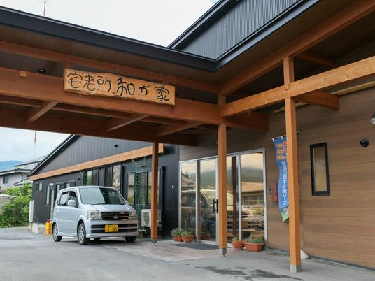 木造の入口と車両の外観  