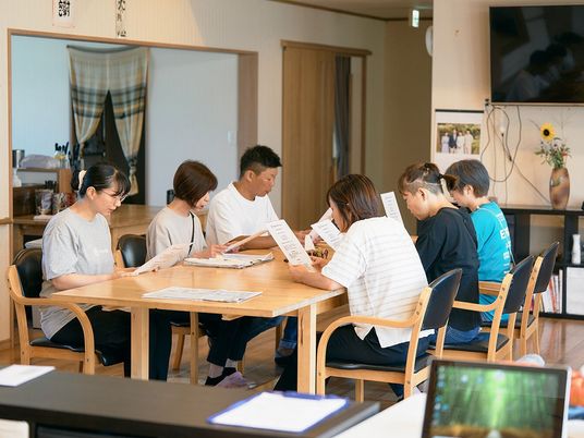 職員の研修風景と食堂  