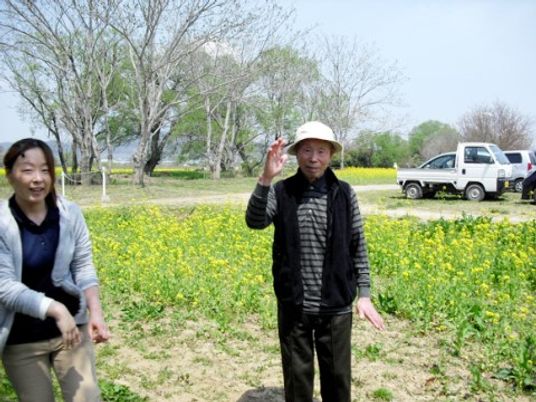 笑顔の人々と野外