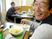 笑顔で食事する高齢者