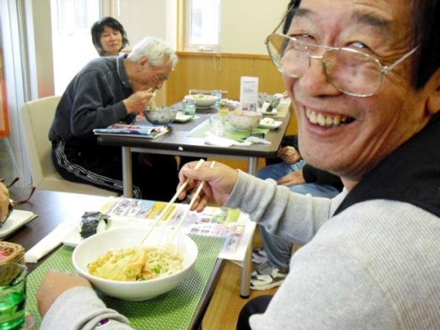 笑顔で食事する高齢者 食事 笑顔があふれる食堂で、利用者同士のコミュニケーションも活発です。毎日の食事が楽しみな、あたたかい雰囲気が感じられます。