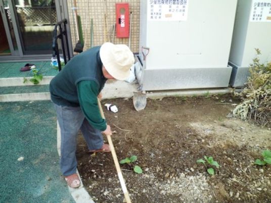 庭いじりをする人