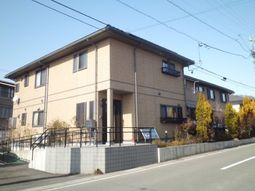 明るい日差しの外観