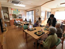 食事を取る高齢者集団