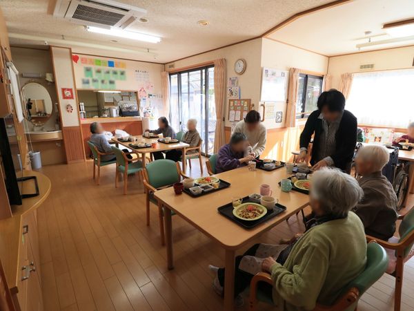 食事を取る高齢者集団