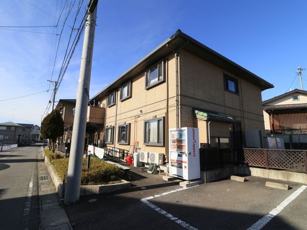 明るい日差しの住宅風景