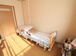 明るい個室の居室