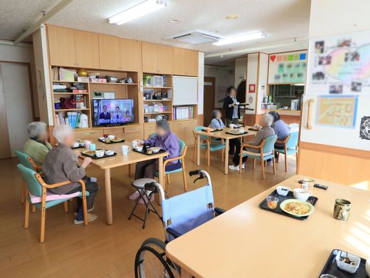 共有ダイニングでの食事風景