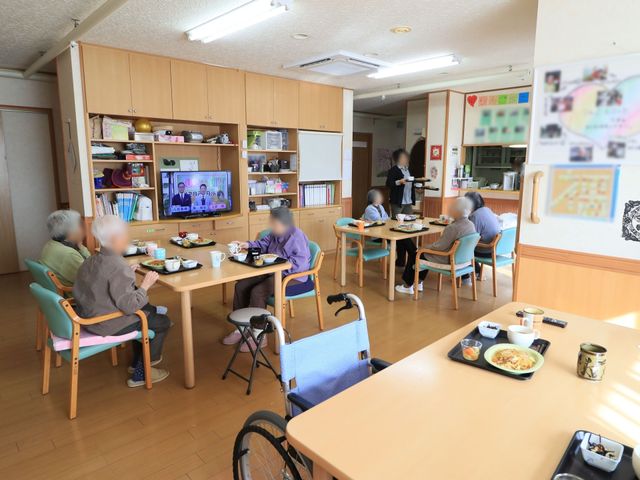 共有ダイニングでの食事風景 食堂 ゆったりとした雰囲気の中で、利用者の方々が食事を楽しんでいます。明るく開放的な空間で、コミュニケーションも活発です。