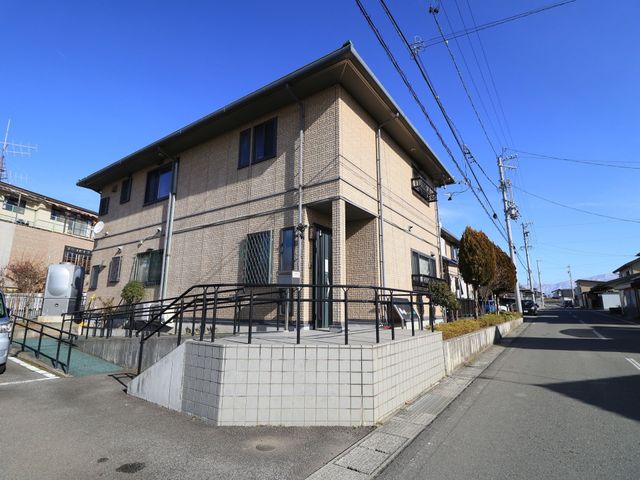 清潔感のある明るい外観 外観 日当たりの良い佇まいの建物で、明るく清潔感があります。ゆとりある入口は歓迎する雰囲気を醸し出しています。