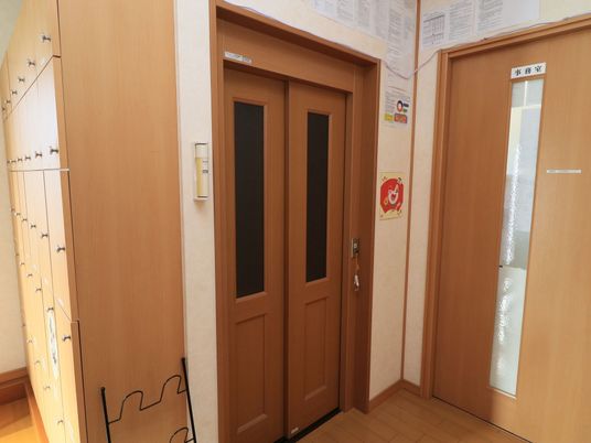 廊下と部屋のドア