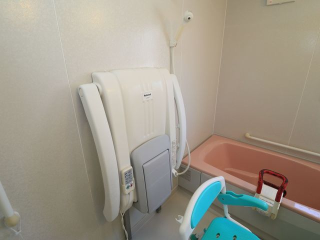 バリアフリー設計の浴室 浴室 安全に配慮された設備の浴室です。利用者の身体状況に合わせたサポートが可能になっております。