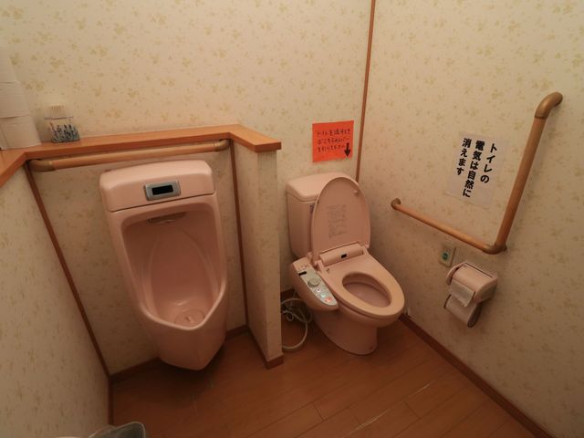 バリアフリー設計のトイレ トイレ 安全かつ快適にご利用いただける、手すり付きの清潔なトイレです。温水洗浄便座が設置され、利便性とケアの質に配慮しています。