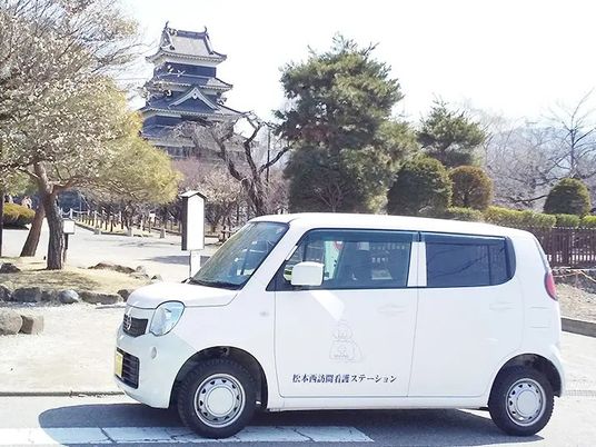 送迎車と城の外観  
