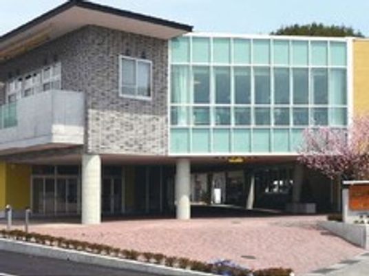 モダンな外観の建物