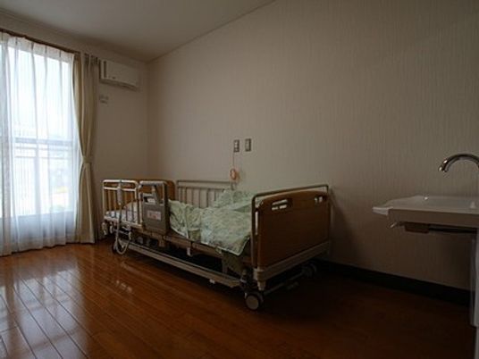 明るい個室の居室  