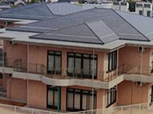 広がる屋根の建物外観
