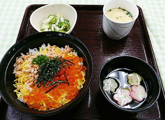 彩り豊かな料理の盆