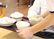 お膳を運ぶ様子