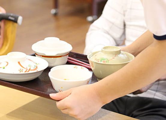 お膳を運ぶ様子