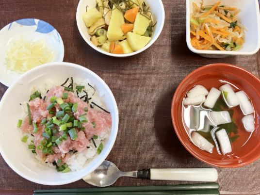 料理が並ぶ食堂