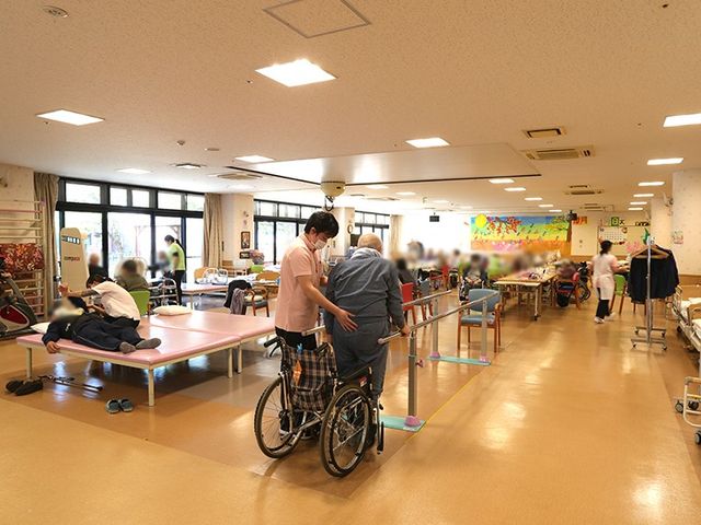 機能訓練室 機能訓練室 広々とした明るい空間でのリハビリ作業が可能です。自然光が入り穏やかな環境となっています。