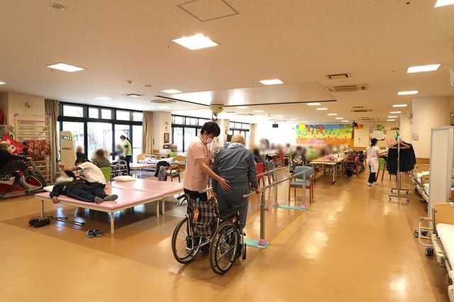 機能訓練室 機能訓練室 広々とした明るい空間でのリハビリ作業が可能です。自然光が入り穏やかな環境となっています。