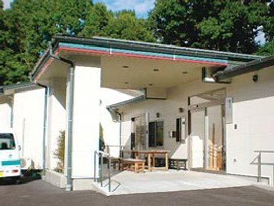 白壁の建物のエントランス