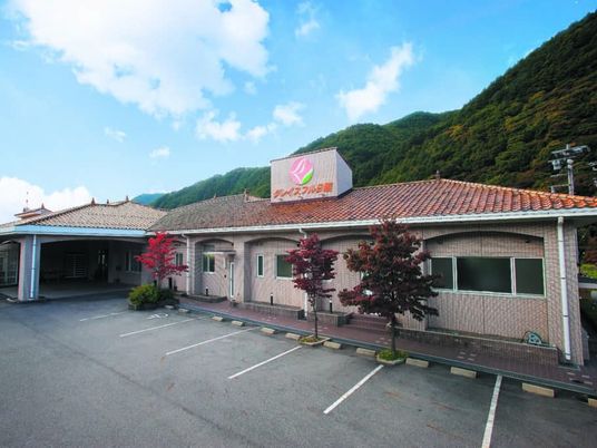 山を背にした外観  