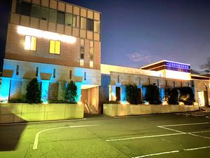 夜の建物外観  