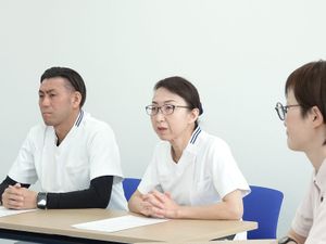 スタッフ会議の室内  