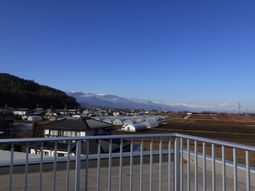 山並みの眺望を持つテラス