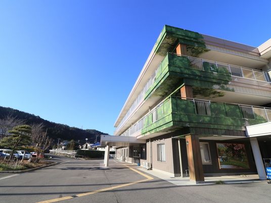 明るい日差しの外観