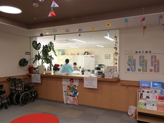 フロントの明るい風景