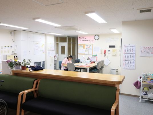 スタッフが作業する事務室