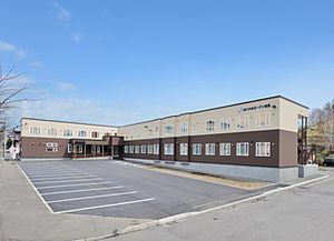 広い駐車場の外観