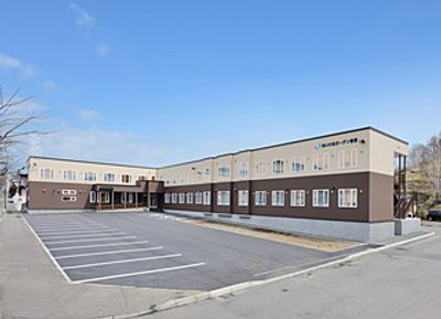 広い駐車場の外観
