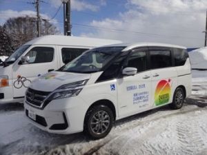 送迎車が停まる外観  