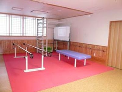 運動器具が並ぶ室内
